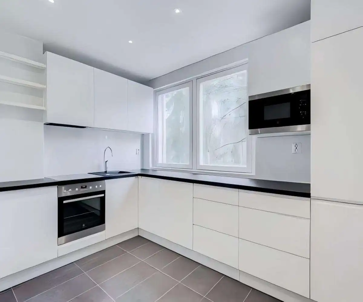 Modern White Handleless Kitchen Cabinet Design with Open Shelving