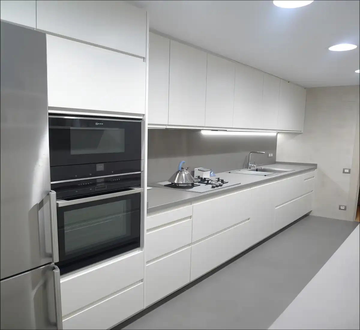 Modern White Handleless Kitchen Cabinet Design with Integrated Appliances